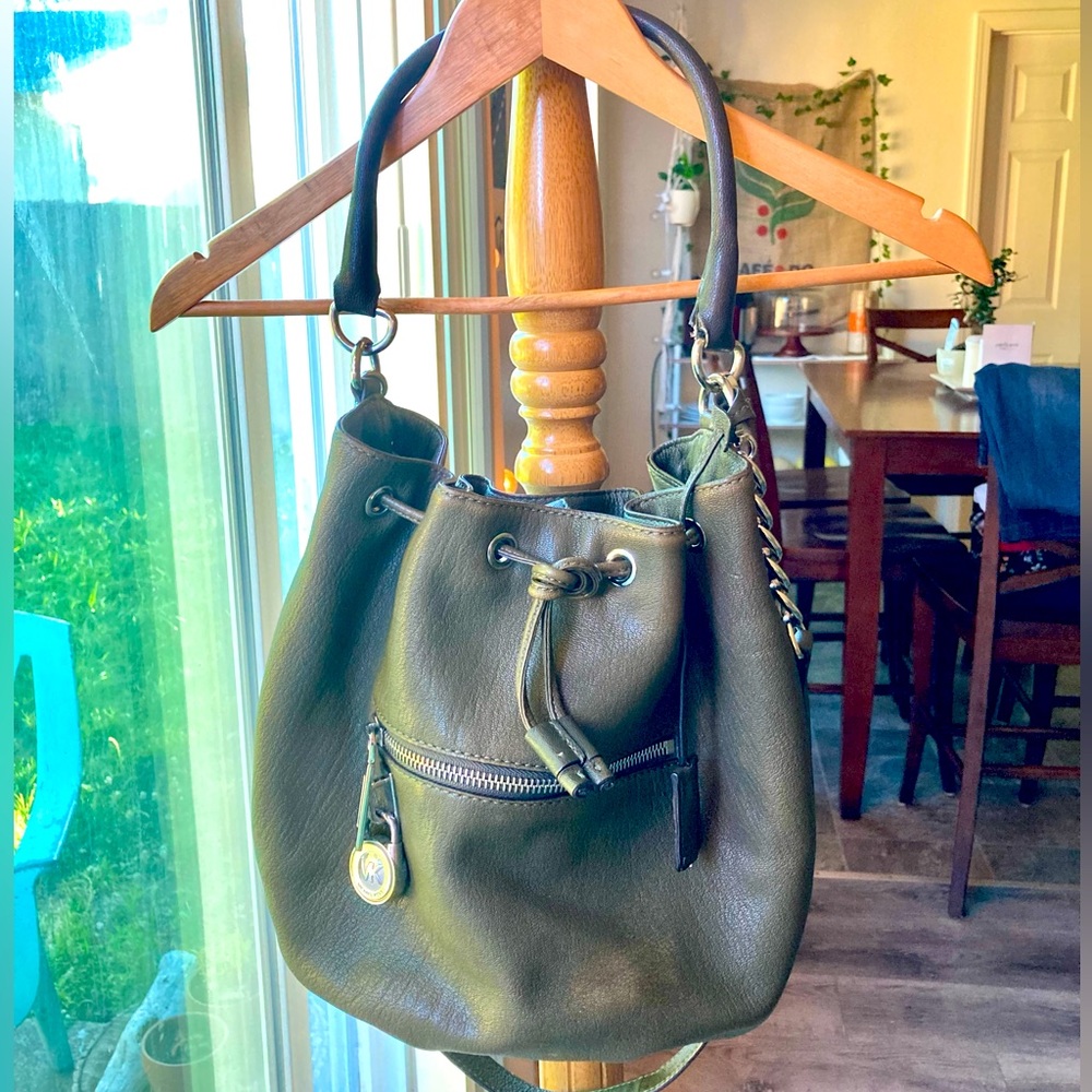MICHAEL KORS HOBO
DRAWSTRING SHOULDER BAG
OLIVE ARMY GREEN PEBBLE LEATHER